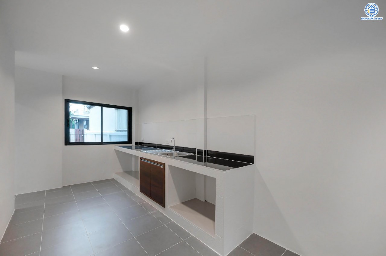 บ้านมือสองตกแต่งใหม่ โครงการ ลภาวัน9 ชัยพฤกษ์-ปากเกร็ด เนื้อที่ 71.9 ตร.ว. ฟังก์ชัน 3 ห้องนอน 3 ห้องน้ำ 1 ห้องอเนกประสงค์ 2 ที่จอดรถ ภายในบ้านกว้างขวาง ตอบโจทย์ทุกคนในครอบครัว บนทำเลที่ดีที่สุด เดินทางสะดวก เชื่อมต่อเมือง ใกล้เซ็นทรัลแจ้งวัฒนะ โรบินสัน ไลฟ์ไตล์ ราชพฤกษ์ และรถไฟฟ้าสายสีม่วง "สถานีบางพลู"